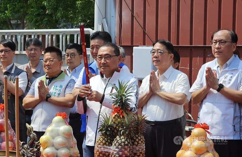 新北市長侯友宜（前者）13日出席三鶯線三峽站出入口2捷運開發案開工祈福典禮，表示希望能夠在6月順利通車。中央社記者王鴻國攝　115年4月13日