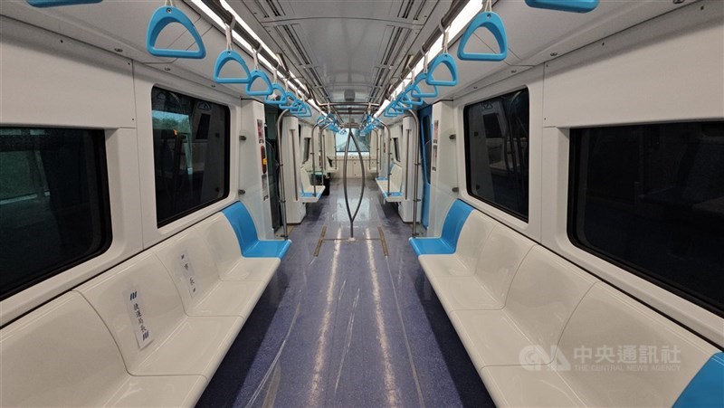 圖為三鶯線捷運列車內部。（中央社檔案照片）