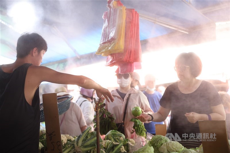 圖為菜市場攤位上掛有塑膠袋供顧客使用。（中央社檔案照片）