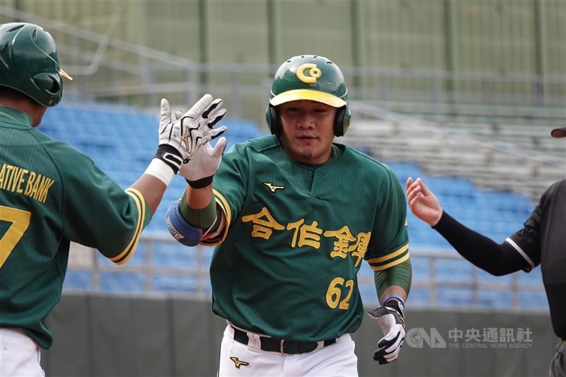 全國成棒甲組春季聯賽合作金庫棒球隊13日投打發揮，楊振裕（圖）、陳毅宏開轟，助隊擊敗全越運動，拿下預賽第8勝。（中央社檔案照片）