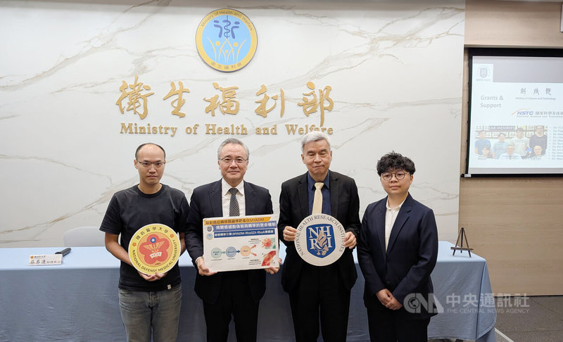 國衛院研究團隊發現一種與骨髓細胞發育相關的跨膜蛋白質MYADM，實驗也證實，抑制癌細胞中的MYADM會觸發癌細胞凋亡訊號。研究已發表於「美國癌症研究協會」旗下的權威期刊「癌症研究」（Cancer Research），13日舉辦記者會發表成果。中央社記者曾以寧攝　115年4月13日