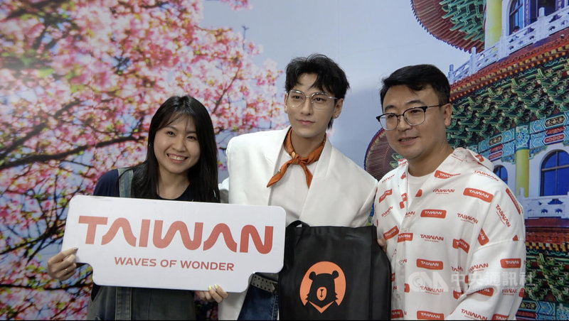 越南偶像ISAAC（中）受邀成為台灣觀光大使，與觀光署駐胡志明市辦事處主任周欣毅（右）合照。他告訴中央社，很早之前就已經很喜歡台灣了，覺得台灣是個去幾次都不會膩的地方。中央社記者曾婷瑄河內攝　115年4月13日