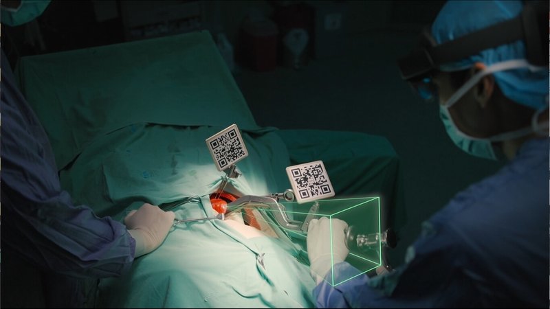 台灣科技大學團隊結合混合實境技術，透過頭戴式裝置，將病患骨骼3D影像即時疊加於醫師手術視野中，可協助判斷人工髖關節植入的位置與角度；未來團隊希望爭取經費持續優化系統。（台科大提供）中央社記者許秩維傳真　115年4月13日