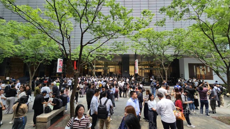 台北市信義區微風信義百貨46樓美食餐廳13日火警,現場疏散312人,有5人因嗆傷、不適送醫。(翻攝照片)中央社記者黃麗芸傳真 115年4月13日