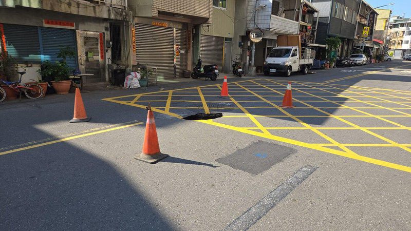 高雄市鳳山區瑞春街13日下午突然出現一處道路坑洞，已先行交維警示，市府工務局等單位勘查釐清原因中。（李雅靜服務處提供）中央社記者蔡孟妤傳真　115年4月13日