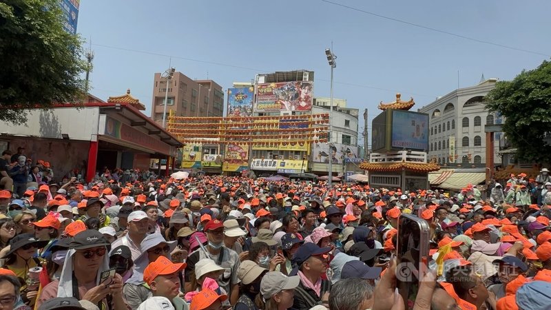 苗栗通霄白沙屯拱天宮媽祖徒步往北港朝天宮進香,13日白沙屯媽祖鑾轎停駕鎮瀾宮,信徒爭睹四媽會,將廟埕擠得水洩不通。中央社記者趙麗妍攝 115年4月13日