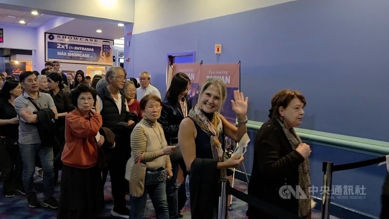 阿根廷民眾手持「看不見的國家」首映紀念票券排隊入場,期待觀賞當地少見以台灣為主題的紀錄片。中央社記者黃韻如布宜諾斯艾利斯攝 115年4月13日