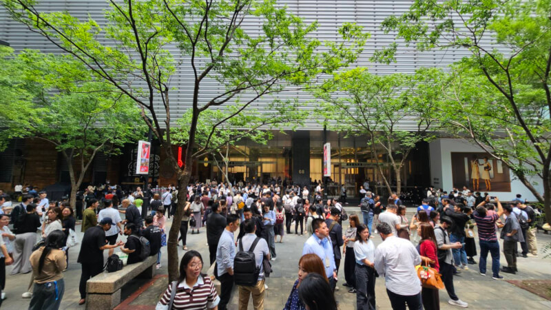 台北市信義區微風信義百貨46樓美食餐廳13日火警，現場疏散312人，有5人因嗆傷、不適送醫。（翻攝照片）中央社記者黃麗芸傳真　115年4月13日