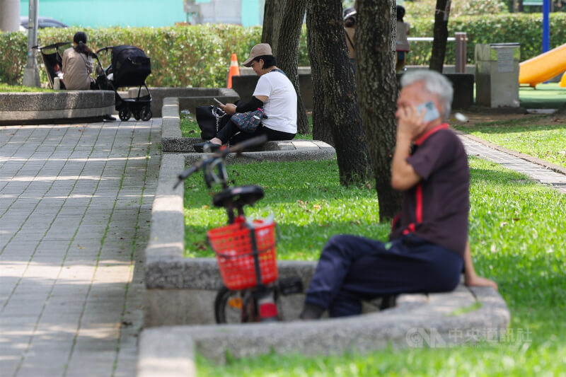 圖為台北市內湖區民眾在公園乘涼休息。（中央社檔案照片）