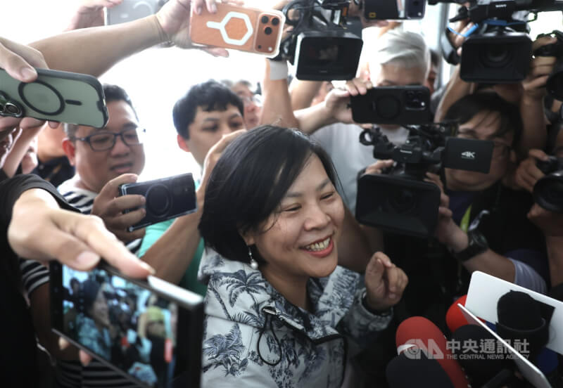 民眾黨中評會13日決議開除立委李貞秀黨籍。圖為李貞秀現身黨部時，面對媒體堵訪僅微笑未回應。中央社記者趙世勳攝　115年4月13日