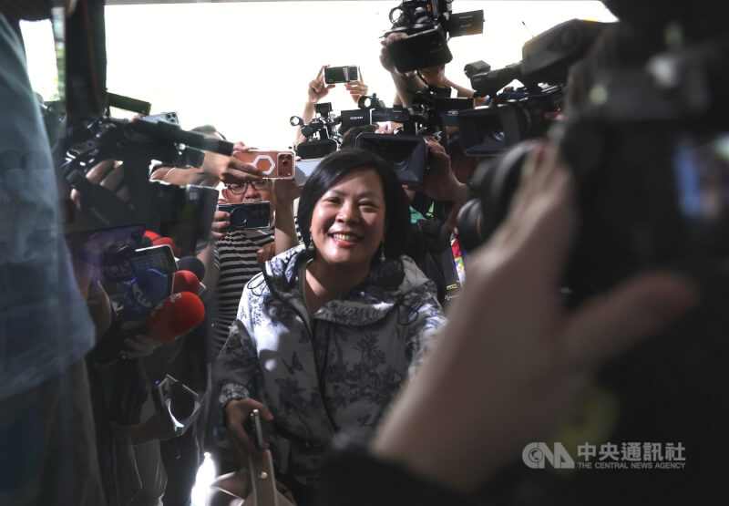 民眾黨立委李貞秀（中）近期爭議不斷，中評會13日下午開會，決議開除立委李貞秀黨籍。圖為李貞秀抵達現場時，眾多媒體上前堵訪。中央社記者趙世勳攝　115年4月13日