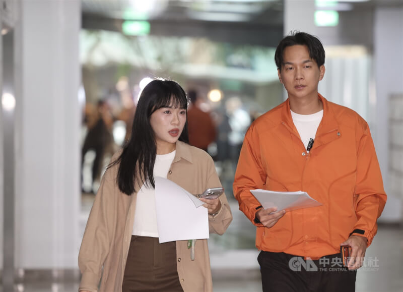 台灣民眾黨立委李貞秀因失言等爭議，遭移送中評會裁處。民眾黨發言人張彤（左）、中評委陳宥丞（右）13日於會後向媒體說明中評會決議，宣布開除李貞秀黨籍。中央社記者趙世勳攝　115年4月13日