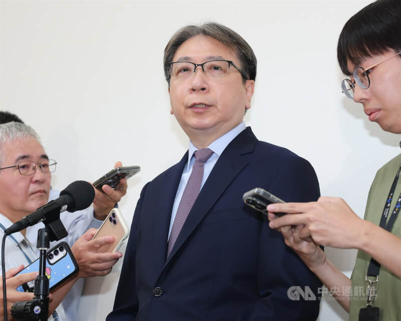 國安局長蔡明彥（中）13日在立法院受訪表示，中共宣布的多項惠台措施，主要還是要跟台灣中央政府接觸，政府才能做評估規劃跟相關交流，而非透過政黨交流私相授受。中央社記者謝佳璋攝 115年4月13日