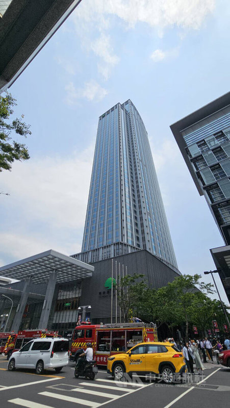 台北市信義區微風信義百貨46樓美食餐廳13日發生火警，台北市消防局獲報馳援，火勢迅速撲滅，幸無人傷亡。（翻攝照片）中央社記者黃麗芸傳真　115年4月13日