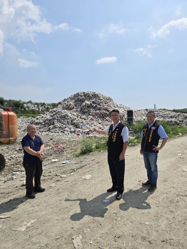 花蓮縣吉安鄉光華村垃圾掩埋場近期因天氣炎熱，臭味問題浮現，也增加自燃疑慮。村長石福春（左）向議會陳情，無黨籍縣議員林源富（中）前往現場會勘。（花蓮縣議會提供）中央社記者李先鳳傳真　115年4月13日