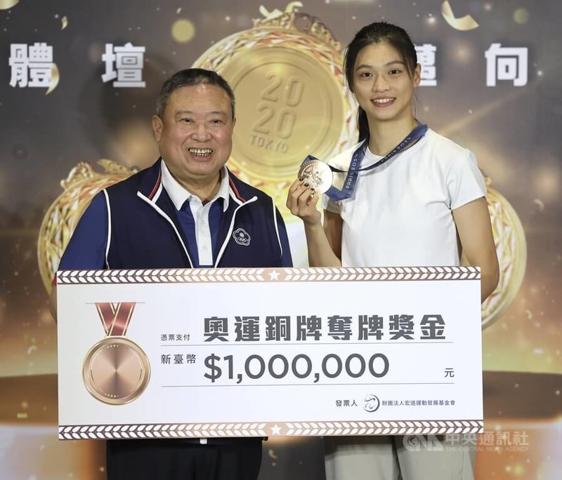 宏道基金會13日在台北凱達大飯店頒發東京奧運、巴黎奧運台灣奪牌選手獎金，拳擊好手吳詩儀（右）獲頒新台幣100萬元獎金，與基金會董事長林鴻道（左）合影。中央社記者趙世勳攝　115年4月13日