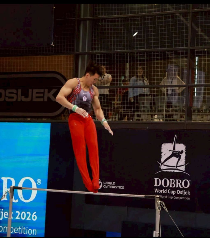 台灣男子體操好手唐嘉鴻（圖）12日在克羅埃西亞的奧西耶克站單槓決賽，再度展現「世界貓王」的實力。（黃柏瑞提供）中央社記者黎建忠傳真　115年4月13日