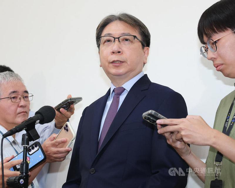 國安局長蔡明彥(中)13日在立法院受訪表示,中共宣布的多項惠台措施,主要還是要跟台灣中央政府接觸,政府才能做評估規劃跟相關交流,而非透過政黨交流私相授受。中央社記者謝佳璋攝 115年4月13日