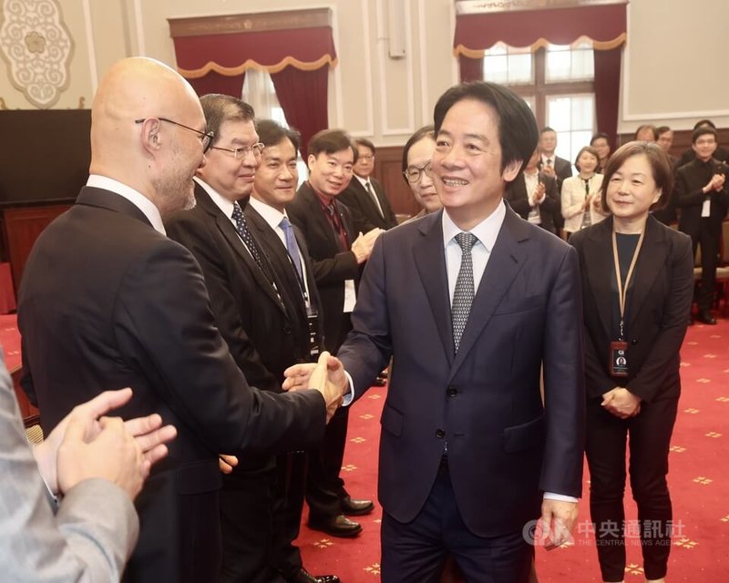 總統賴清德（前右）13日在總統府接見「第3屆IT Matters Awards」獲獎者及評審團，逐一握手致意，肯定得獎人運用科技改變社會，促進台灣資訊科技發展。中央社記者張皓安攝　115年4月13日