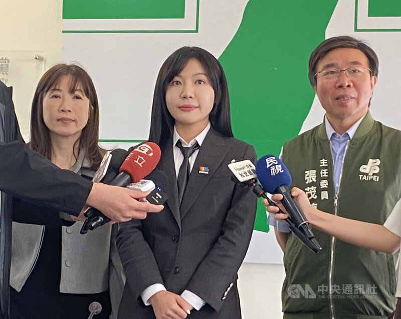 民進黨台北市黨部主委改選13日開放領表登記，英系立委吳沛憶（中）登記參選。右為現任台北市黨部主委張茂楠。中央社記者黃麗芸攝　115年4月13日