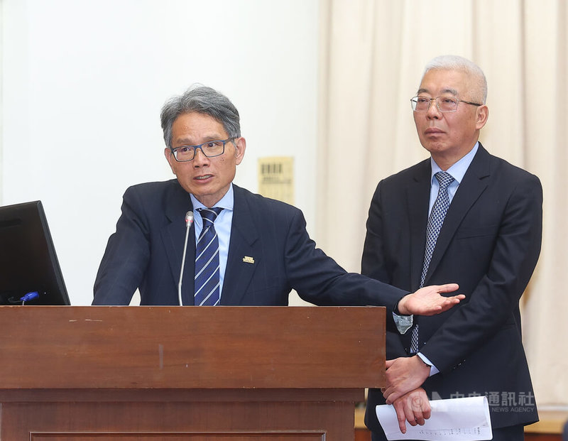 經濟部次長賴建信（左）、中油公司董事長方振仁（右）13日列席立法院財政委員會，答覆立委關切國內油價、塑膠袋供應等議題。中央社記者謝佳璋攝  115年4月13日