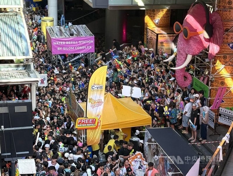 泰國曼谷是隆路封街湧入萬人歡慶,人們手持水槍互相噴水,氣氛高昂,13日晚間因人潮過多,警方宣布只出不進。圖攝於13日。中央社記者李宗憲曼谷攝 115年4月14日