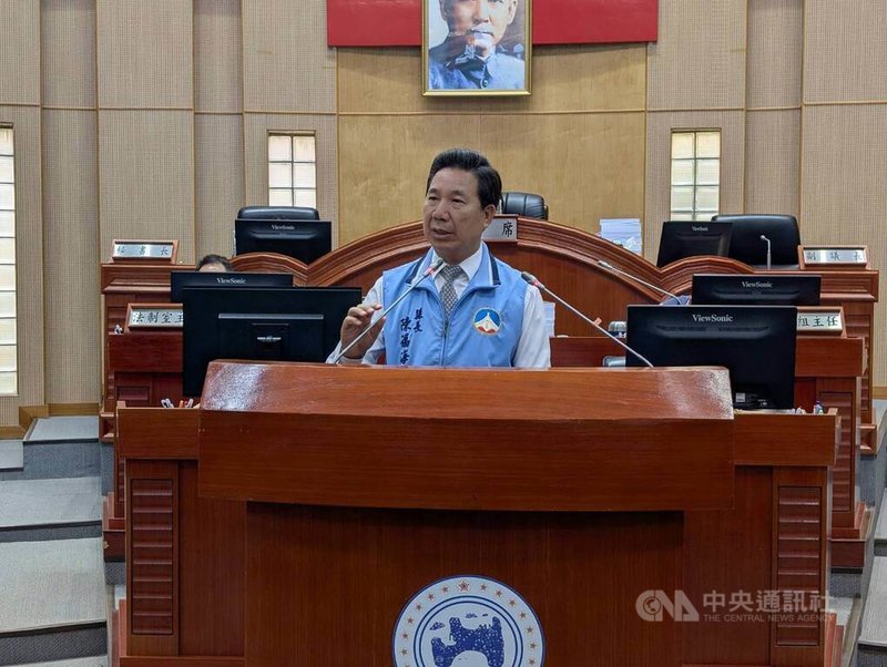 金門縣議會14日進行縣政總質詢議程，針對議員關注廈門翔安機場啟用後可能帶來飛安、環境衝擊等議題，金門縣長陳福海（前）表示，會後馬上與議會組成專案小組正視此問題。中央社記者吳玟嶸攝　115年4月14日