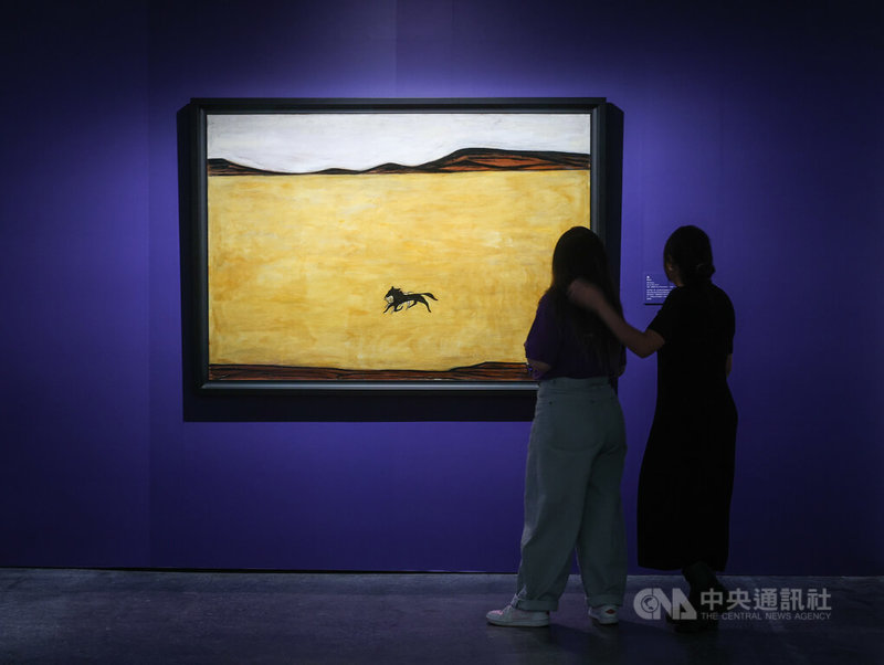 國立歷史博物館推出「推力—巴西聖保羅雙年展的輻輳與擴散」典藏展與「馳騁—馬的多重形象」特展，14日下午不少民眾走訪展區，駐足欣賞作品。中央社記者謝佳璋攝　115年4月14日