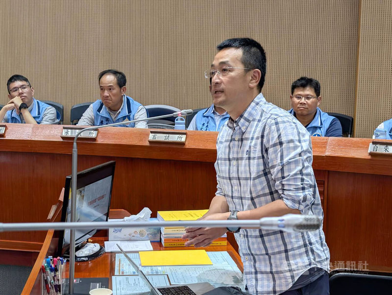 金門縣議會14日進行縣政總質詢，無黨籍縣議員董森堡（前）說，金門以休閒活動場館登記的棋牌社業者，常有以合法登記掩護非法博弈狀況，在特定行業自治條例通過前，要求縣府以落實土地分區登記等方式清查。中央社記者吳玟嶸攝　115年4月14日