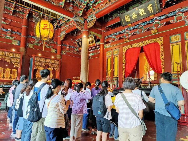 台北孔廟25日將為參加升學考試、公職證照測驗的考生舉辦「聖賢領航．步步登科」祈福活動。考生可帶准考證參加，可先在祝禱卡上寫下目標，隨後由祭孔禮生引領走進大成殿，向至聖先師孔子行禮三拜注入信心。（台北市民政局提供）中央社記者楊淑閔傳真  115年4月14日