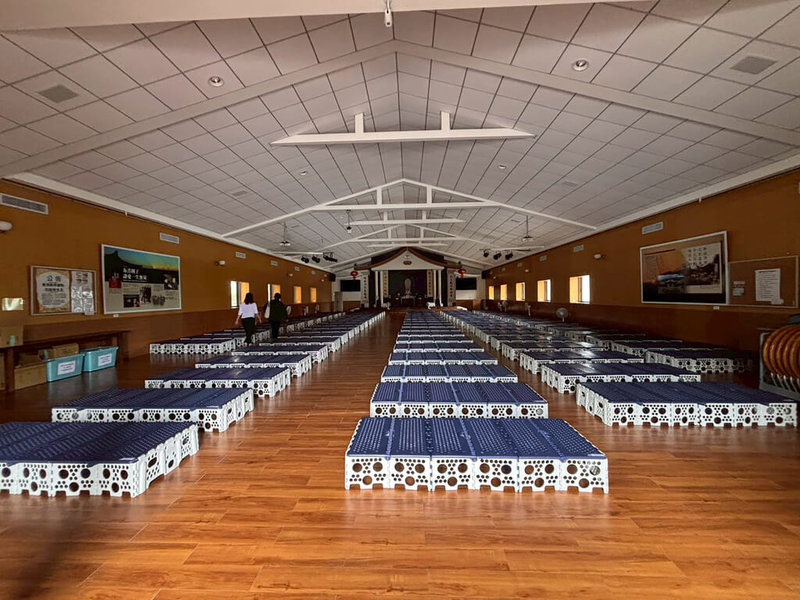 為迎接大甲鎮瀾宮媽祖遶境進香，頂新和德文教基金會與彰化縣永靖鄉永北社區發展協會、成美文化園及永靖鄉共好協會共同設立環保香客服務中心，在頂新大樓與永靖慈濟環保站2處據點提供香客服務，包括福慧床、素膳、淋浴及充電休憩空間。（頂新和德文教基金會提供）中央社記者鄭維真傳真　115年4月14日