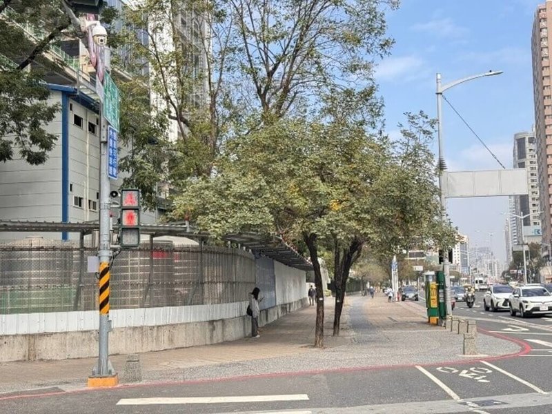 高雄市捷運局推動「輕軌捷運轉乘路口短期遮陽設施」試辦計畫，挑選3個轉乘處作為優先示範點，預計6月中旬完工。圖為高捷R13凹子底站與輕軌C24愛河之心站（順行）路口。（高雄市捷運局提供）中央社記者蔡孟妤傳真　115年4月14日