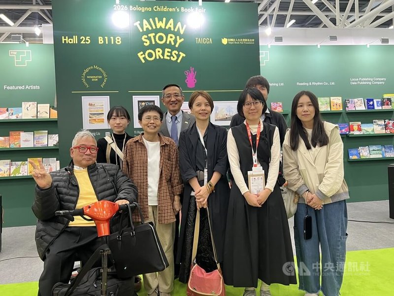 2026波隆那童書展13日開幕，本屆台灣館以「故事森林」為主題。駐義代表蔡允中（左4）、台北書展基金會董事長郝明義（左1）出席。中央社記者黃雅詩波隆那攝　115年4月14日