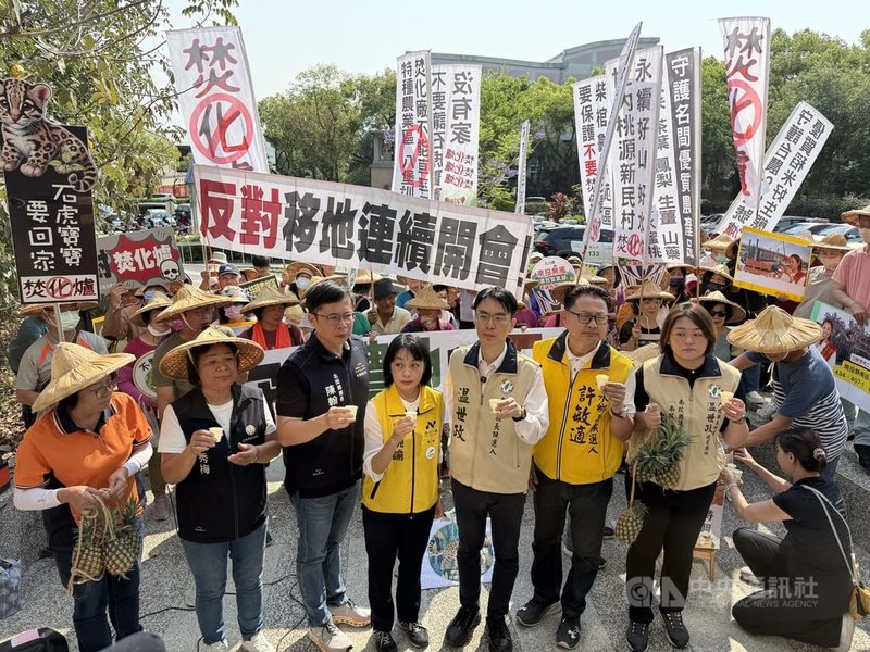 南投縣政府14日召開垃圾處理中心二階環評範疇界定會議，名間鄉反焚化爐自救會與居民到場反對，名間鄉長陳翰立（前左3）、時代力量黨主席王婉諭（前左4）、民進黨南投縣長參選人温世政（前左5）等人也出席聲援。中央社記者蕭博陽南投縣攝　115年4月14日