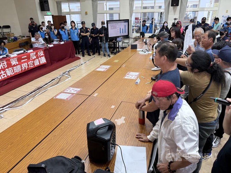 南投縣政府14日召開垃圾處理中心二階環評範疇界定會議，名間鄉反焚化爐自救會與居民到場反對，過程一度大聲爭吵。中央社記者蕭博陽南投縣攝　115年4月14日