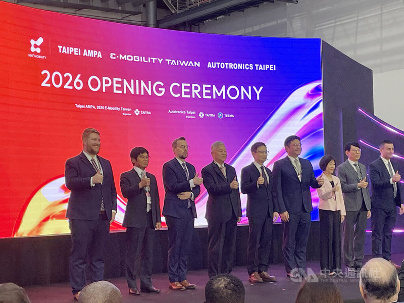 台北國際汽機車零配件展、台灣國際智慧移動展以及台北國際車用電子展，14日舉行開幕典禮，主辦單位之一電電公會副理事長許介立（右4）表示，電電公會持續在墨西哥、波蘭、美國與印度，推動TEEMA科學園區，其中墨西哥進度比較快。中央社記者鍾榮峰攝　115年4月14日