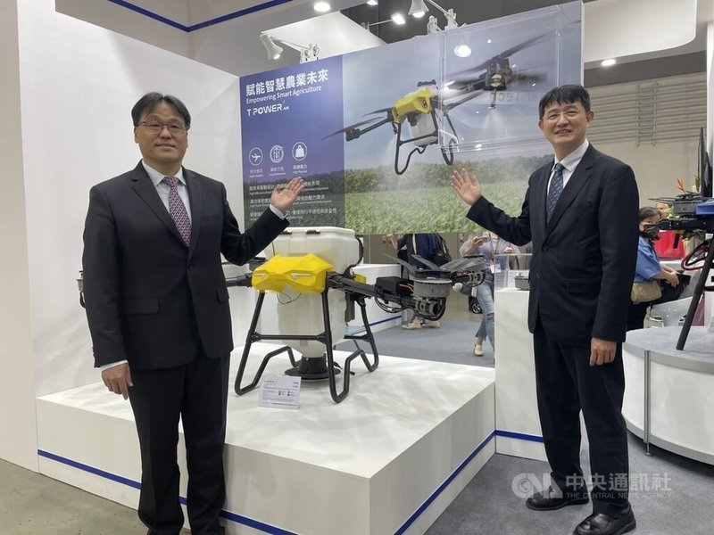 台北國際汽車零配件展14日登場，東元參加展示電動載具動力系統方案，發表T Power Pro 400kW扁線油冷直驅馬達產品，並展出商農用無人機動力系統，拓展電動巴士及商用和農用無人機應用。圖左為東元總經理高飛鳶、右為機電系統事業群總經理王榮邦。 中央社記者鍾榮峰攝　115年4月14日