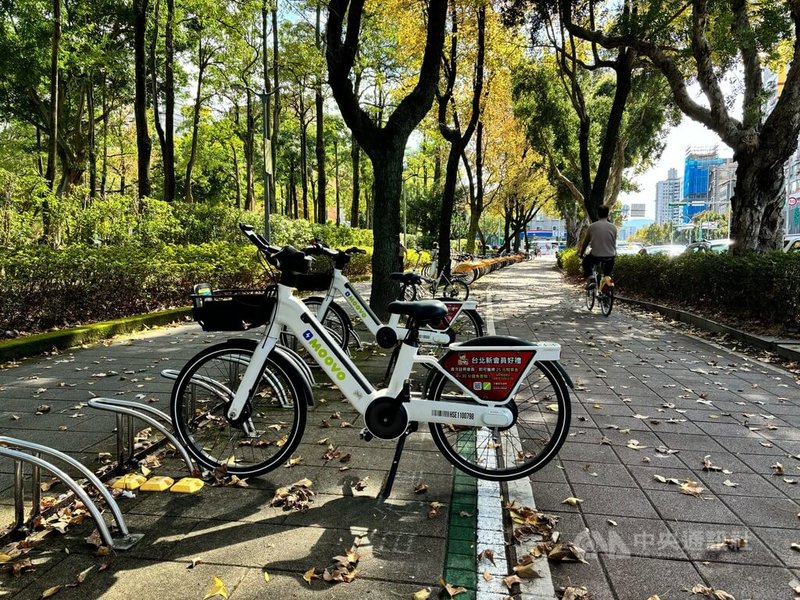 台北市交通局攜手MOOVO試辦無樁式共享自行車，交通局14日表示，已同意業者展延試辦計畫至8月底，租借站點也擴大至30處。中央社記者陳昱婷攝　115年4月14日