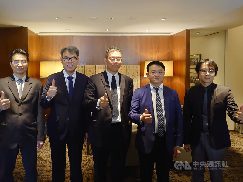 耀穎光電預計5月掛牌上櫃，14日舉行媒體交流會，董事長鄭偉民（右3）表示，耀穎同時具備精密光學鍍膜與半導體黃光微影蝕刻整合製程能力，能夠提供客戶一站式服務。中央社記者張建中攝　115年4月14日