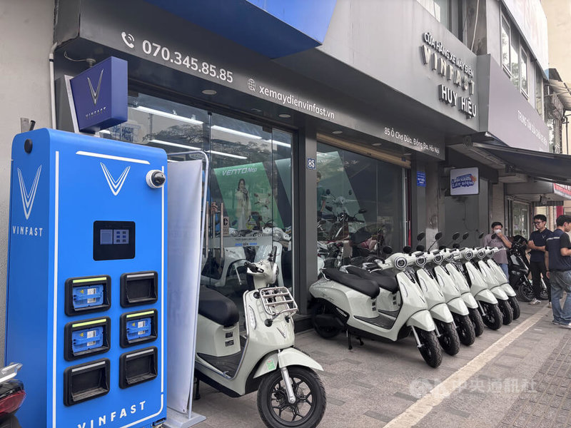 越南電動機車在油價與政策的推力下快速成長，但分析師認為，發展充電基礎設施和服務生態系統將是未來重點。圖為越南電動機車製造商VinFast機車的6顆電池換電箱。中央社記者曾婷瑄河內攝　115年4月14日