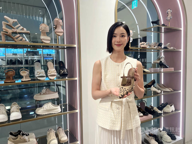 台中市北屯區漢神洲際購物廣場日前開幕，藝人鍾瑶（圖）14日到場為女鞋品牌擔任一日店長，分享實用穿搭祕笈。中央社記者郝雪卿攝　115年4月14日