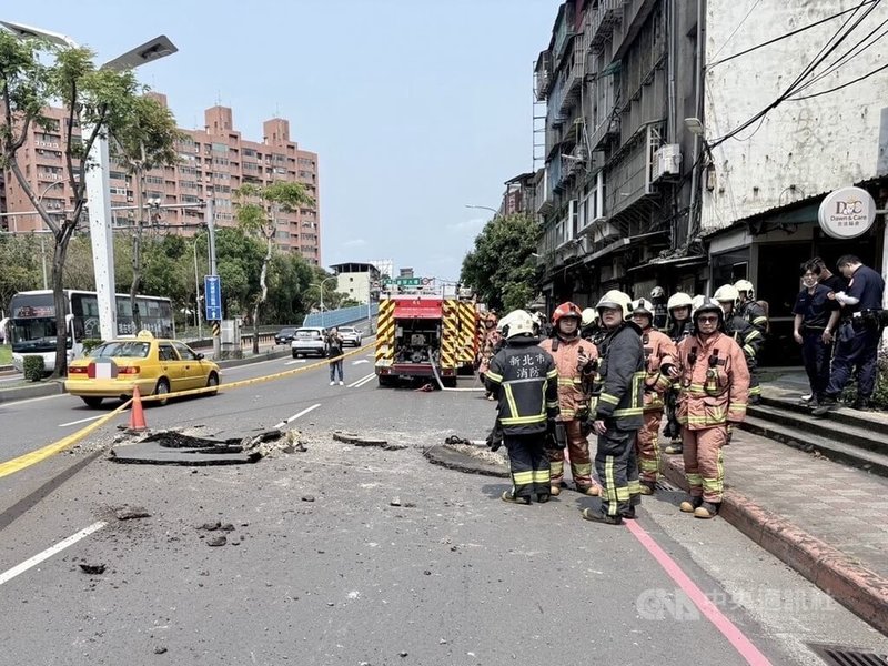 新北市板橋區縣民大道二段與民生路二段交叉口，14日中午突然發生路面爆裂意外，嚇壞路過人車，警消獲報到場戒護。（翻攝照片）中央社記者王鴻國傳真　115年4月14日