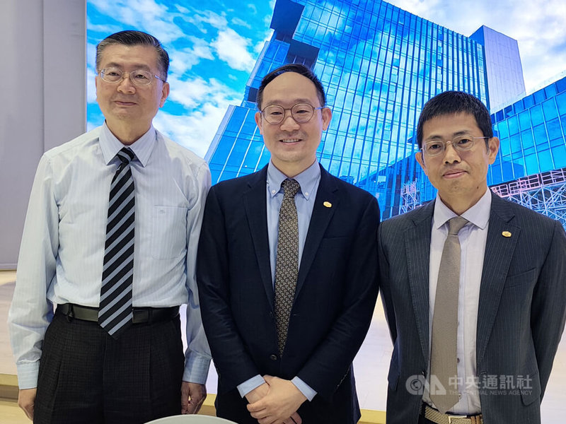 大成集團14日召開法說會，大成副總經理劉建忠（左起）、總經理韓芳豪、投資長夏銜譽共同與會，韓芳豪看好今年營收有望優於去年。中央社記者何秀玲攝　115年4月14日