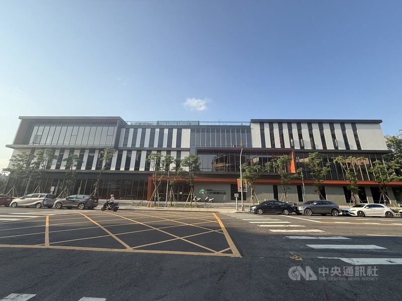 原陽明溜冰場的高雄「三民運動中心」主場館完工，預計年中開始營運，建築外觀以橙色作為視覺點綴，營造陽光、明亮、溫暖且健康的空間意象。中央社記者董俊志攝　115年4月14日
