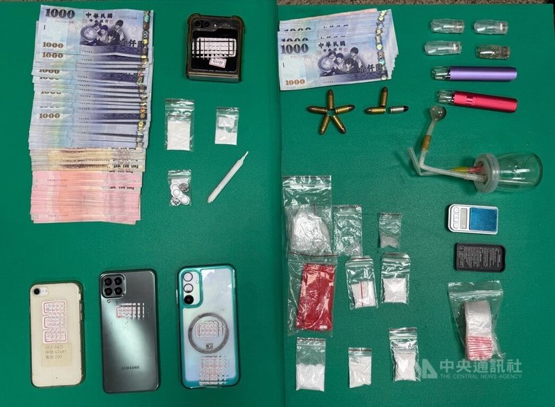 台中市警察局14日宣布偵破販毒案，查獲2名男子涉嫌多次製造、販賣及轉讓毒品，並以住處為毒品交易「門市」據點，圖為警方起出毒品等相關證物。（翻攝照片）中央社記者郝雪卿傳真  115年4月14日