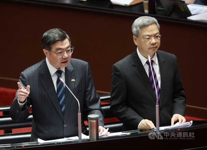 行政院長卓榮泰（左）14日在立法院表示，隨著台灣在國際經貿地位越發重要，過去沒有常設性的談判機構，這次對美談判開始，已經編了6位常設文官在裡面。觀察各國談判機構，有必要做這樣的檢討。中央社記者張皓安攝　115年4月14日