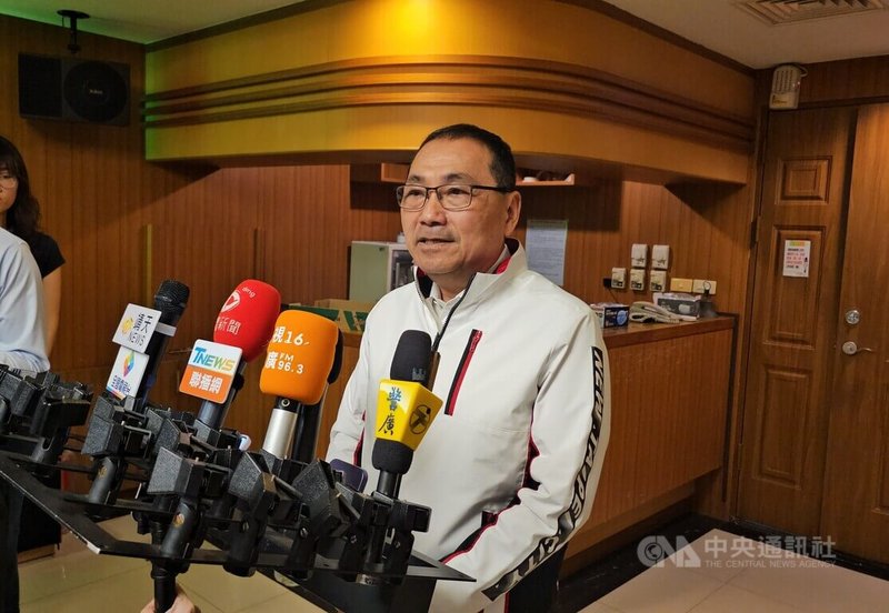 新北市長侯友宜14日表示，為打造更安全智慧的防禦指揮系統，110報案系統及交控、食安、災害應變等指揮中心全新升級，年底進駐第2行政中心。中央社記者王鴻國攝 115年4月14日