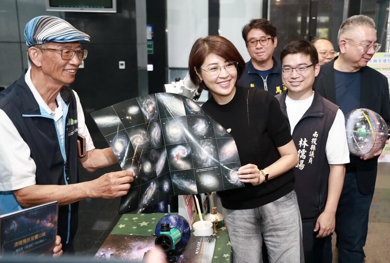 推廣觀星主題旅遊，南投縣政府14日宣傳「南投星空季」系列活動，今年活動從視聽享受、文化深入、天文教育讓遊客獲得沉浸式體驗，縣長許淑華（前右）邀民眾來南投看星星。（南投縣政府提供）中央社記者蕭博陽南投縣傳真　115年4月14日