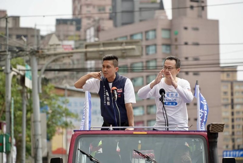 國民黨立委羅智強（右）14日上午陪同子弟兵、新北市議員參選人何元楷（左）在汐止車隊掃街拜票，表示目前初選危急，呼籲民眾在家中守住電話給予支持。（何元楷辦公室提供）中央社記者曹亞沿傳真　115年4月14日