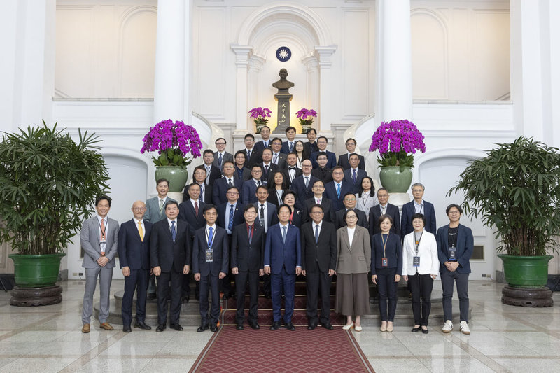 漢翔總經理莊秀美（前排右2）獲總統賴清德接見，表達政府對IT Matters得獎人的重視與肯定數位轉型的價值。（總統府提供）中央社記者江明晏傳真　115年4月14日